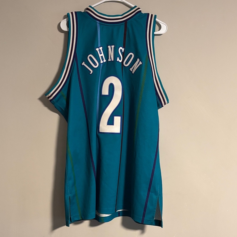 1992-93 Mitchell & Ness Charlotte Hornets Larry Johnson Hardwood Classics Jersey - Picture 10 of 10